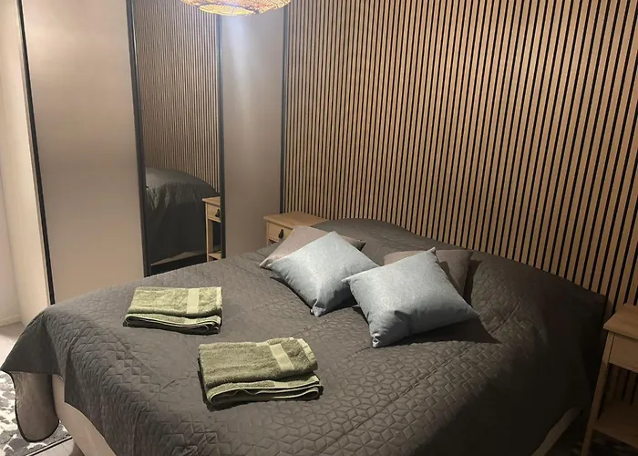 For Five Near Railway Station 아파트